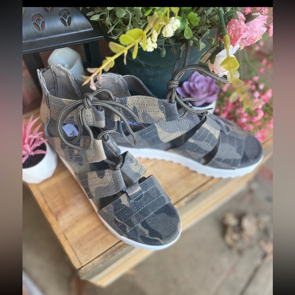 Camo wedged sandal - Picture 2 of 2